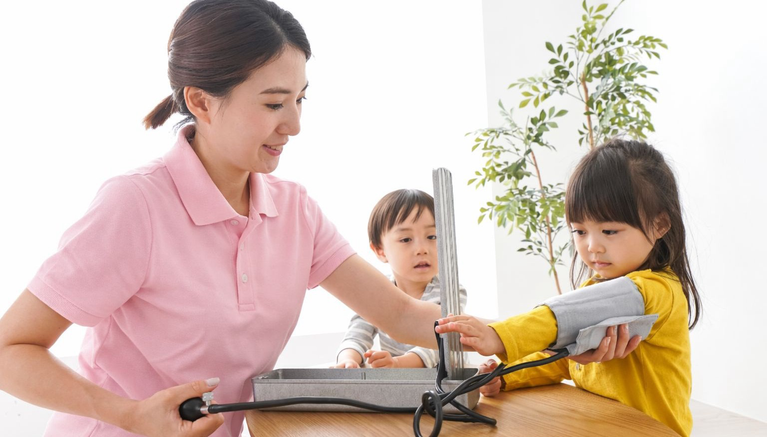 看護職員が子どもの血圧を測っている様子