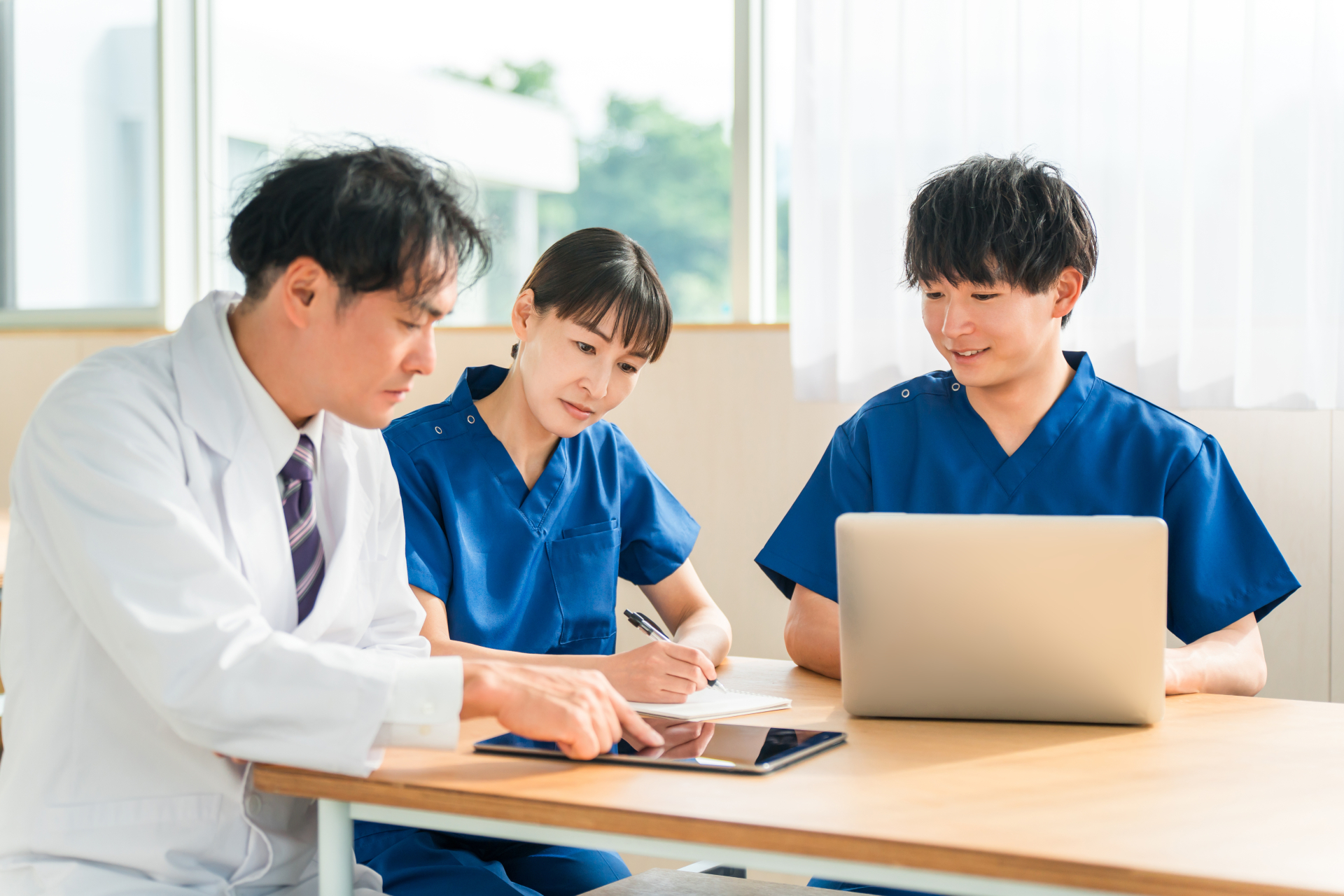 医師と看護職員が打ち合わせる様子
